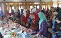 Ketua TP.PKK Provinsi Kep.Bangka Belitung, Ibu Sri Utami Ridwan Djamalludin bersama tim penilai melakukan meninjau menu makanan olahan kreasi peserta lomba